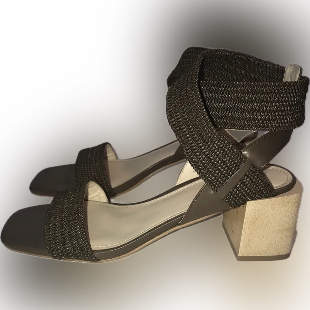 GUESS GWELLETE STRAPPY SANDALS SIZE 9.5 M OLIVE GREEN WOODEN BLOCK HEEL defect